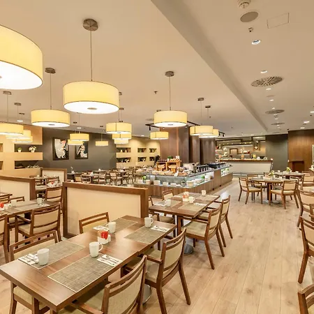 科希策希尔顿逸林酒店 4*